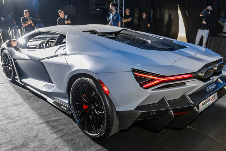 Nhiều khả năng giá xe Lamborghini Revuelto có thể hơn 50 tỷ tại Việt Nam. Gần đây, 1 thị trường Asean đã được giới thiệu siêu xe Lamborghini Revuelto đó là Thái Lan, các đại gia ở đây phải chi ra số tiền từ 47,49 triệu Baht (khoảng 32,6 tỷ đồng) để sở hữu "bò tót" hybrid này.