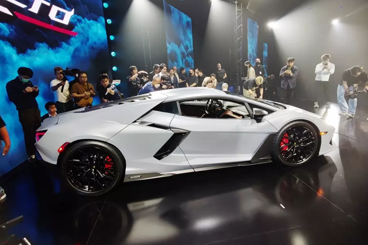 Không quá khó để nhận ra rằng, dàn siêu xe Lamborghini này thuộc phiên bản Revuelto, hậu duệ của dòng siêu xe Aventador mà Minh Nhựa đã trải nghiệm qua 2 xe, 1 chiếc thuộc bản tiêu chuẩn Aventador LP700-4, là xe thứ 2 về nước, mang biển NN, và 1 chiếc xe giới hạn Lamborghini Aventador LP750-4 SV sản xuất 600 xe toàn cầu, đang là xe duy nhất được nhập khẩu về Việt Nam.