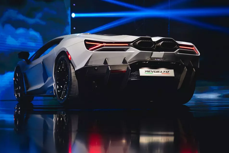 Nhưng việc mới tự thân vận động số tiền 190 tỷ đồng để mang McLaren Elva về garage, giờ đây Minh Nhựa tậu Lamborghini Revuelto quả là điều không bình thường. Tại thị trường nước ngoài, dòng siêu xe Lamborghini Revuelto có giá bán chính hãng hơn 13,5 tỷ đồng