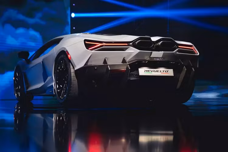 Nhưng việc mới tự thân vận động số tiền 190 tỷ đồng để mang McLaren Elva về garage, giờ đây Minh Nhựa tậu Lamborghini Revuelto quả là điều không bình thường. Tại thị trường nước ngoài, dòng siêu xe Lamborghini Revuelto có giá bán chính hãng hơn 13,5 tỷ đồng