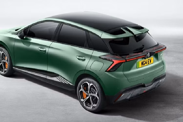 Về trang bị an toàn, MG4 XPower sở hữu gói công nghệ MG Pilot, bao gồm các tính năng hỗ trợ lái như: phanh khẩn cấp tự động kèm tính năng phát hiện người đi bộ và xe đạp, hỗ trợ giữ làn đường, cảnh báo chệch làn đường, hỗ trợ giới hạn tốc độ thông minh với nhận dạng biển báo giao thông,...