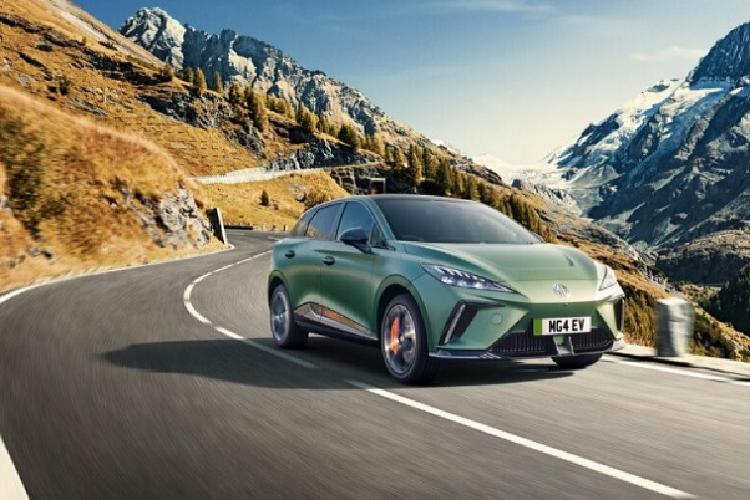 Bên trong cabin, MG4 EV XPower 2023 mang tông màu đen chủ đạo với phong cách thiết kế tối giản, phù hợp với thị hiếu người dùng ở châu Âu. Xe được trang bị các tiện ích hiện đại như: màn hình cảm ứng màu nổi 10,25 inch dành cho hệ thống thông tin giải trí, màn hình kỹ thuật số 7 inch. Màn hình trung tâm có thể kết nối điện thoại thông minh thông qua Apple CarPlay và Android Auto, đi kèm cổng thiết bị USB gồm hai cổng ở hàng ghế trước và một cổng ở hàng ghế thứ hai.