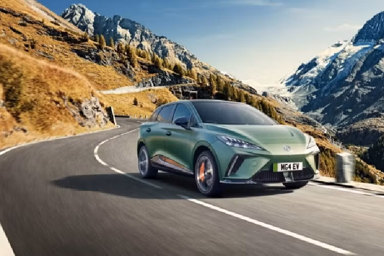 Bên trong cabin, MG4 EV XPower 2023 mang tông màu đen chủ đạo với phong cách thiết kế tối giản, phù hợp với thị hiếu người dùng ở châu Âu. Xe được trang bị các tiện ích hiện đại như: màn hình cảm ứng màu nổi 10,25 inch dành cho hệ thống thông tin giải trí, màn hình kỹ thuật số 7 inch. Màn hình trung tâm có thể kết nối điện thoại thông minh thông qua Apple CarPlay và Android Auto, đi kèm cổng thiết bị USB gồm hai cổng ở hàng ghế trước và một cổng ở hàng ghế thứ hai.