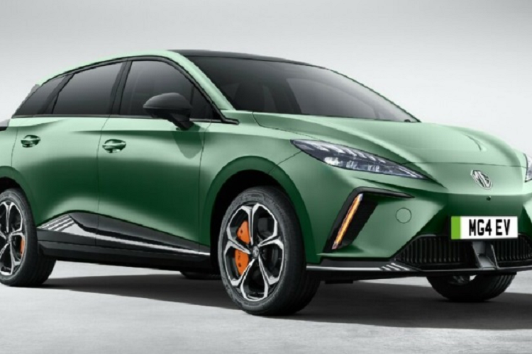 So với phiên bản tiêu chuẩn, crossover điện MG4 EV XPower 2023 có một số điểm khác biệt như: mâm xe hợp kim kích thước 18 inch bọc trong lốp Bridgestone Turanza, cùm phanh cỡ lớn màu cam nổi bật với khoảng cách phanh 33,9 mét, cánh lướt gió tạo hình độc đáo và cửa sổ trời toàn cảnh. Ngoài ra, xe còn được cung cấp tuỳ chọn màu sơn ngoại thất Racing Green mới độc quyền.