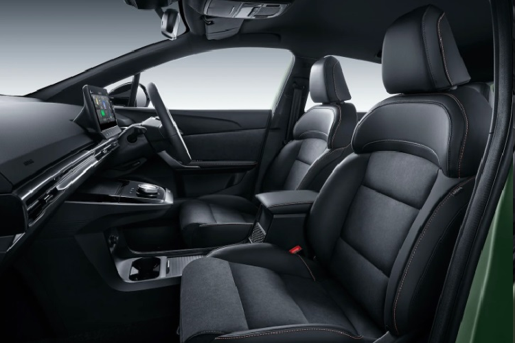 Nhờ đó, MG4 EV XPower 2023 có thể tăng tốc từ vị trí xuất phát lên 100 km/h chỉ trong thời gian 3,8 giây với tốc độ tối đa 200 km/h. Hơn nữa, MG4 XPower còn đi kèm với thiết lập khung gầm thể thao hơn, bao gồm hệ thống treo cứng hơn 25% (lò xo và bộ giảm chấn được hiệu chỉnh lại cộng với thanh chống lật cứng hơn), hệ thống lái nhạy bén hơn và thiết lập mạnh mẽ hơn cho hệ thống phanh tái sinh.