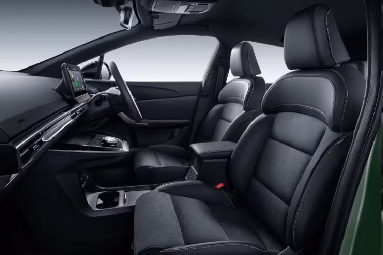 Nhờ đó, MG4 EV XPower 2023 có thể tăng tốc từ vị trí xuất phát lên 100 km/h chỉ trong thời gian 3,8 giây với tốc độ tối đa 200 km/h. Hơn nữa, MG4 XPower còn đi kèm với thiết lập khung gầm thể thao hơn, bao gồm hệ thống treo cứng hơn 25% (lò xo và bộ giảm chấn được hiệu chỉnh lại cộng với thanh chống lật cứng hơn), hệ thống lái nhạy bén hơn và thiết lập mạnh mẽ hơn cho hệ thống phanh tái sinh.