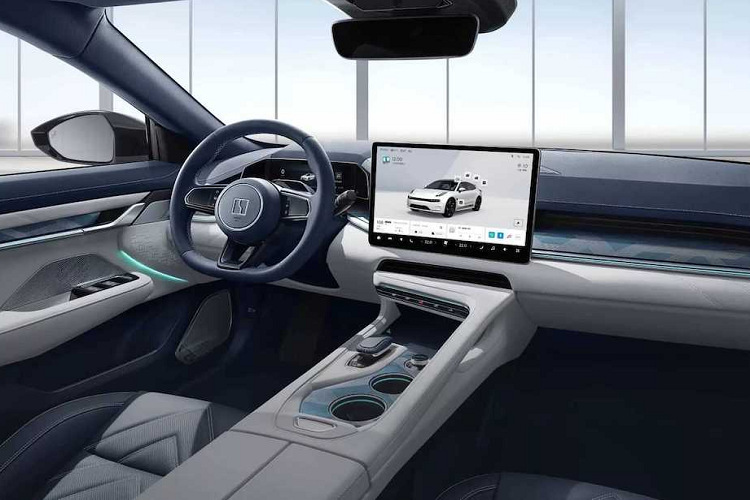 Ngoài việc trang bị bộ pin CATL Qilin 140 kWh cho quãng đường di chuyển trên 1.000 km, mẫu Zeekr 001 2024 còn được giới thiệu ba màu thân xe mới là cam, xanh lam và đen đêm, rất thời trang và phong cách cho giới trẻ.