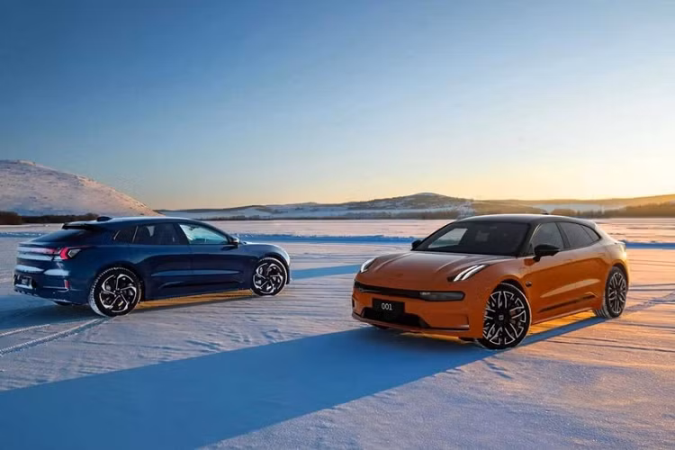 Mãi đến nay, những chiếc xe hatchback 5 cửa, 5 chỗ ngồi, Zeekr 001 2024 chạy điện đã chính thức xuất xưởng và thương hiệu con của Geely không quên tuyên bố tầm hoạt động của chiếc xe điện này lên đến 1032 km, theo chu trình thử nghiệm CLTC của Trung Quốc.