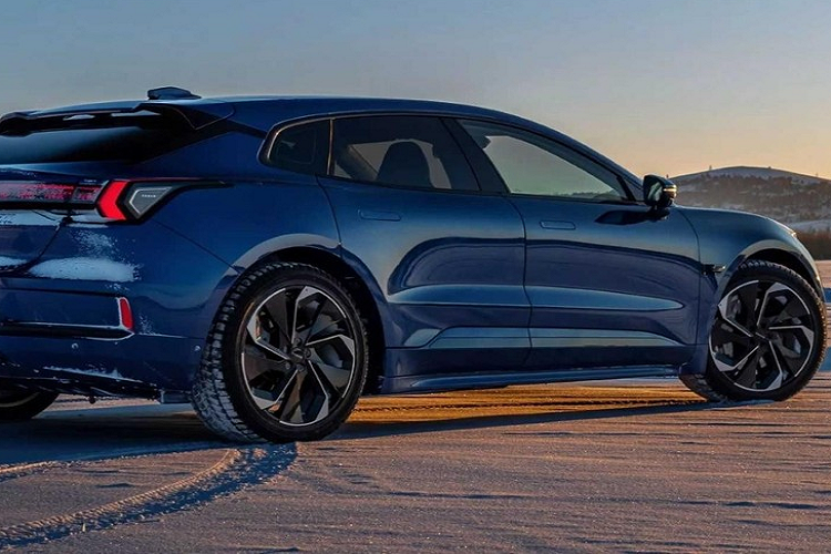 Sự có mặt của Zeekr 001 được trang bị pin CATL Qilin 140 kWh trên thị trường hứa hẹn sẽ làm cho ngành công nghiệp xe năng lượng mới của Trung Quốc và cả thế giới lại phải tranh nhau làm ra những chiếc xe có quãng đường di chuyển cực dài chỉ sau 1 lần sạc pin, loại bỏ hẳn lo lắng cho người dùng là đi giữa đường hết pin, không biết chỗ nào mà sạc. 