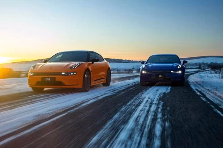 Vào đầu năm nay, Zeekr, 1 thương hiệu con của gã khổng lồ ngành công nghiệp ôtô Trung Quốc - Geely - đã chia sẻ về việc phiên bản cập nhật của Zeekr 001 2024 mới sẽ sớm được bán ra thị trường với điểm nhấn quan trọng hàng đầu là nâng cấp lên pin hiệu suất cao 140 kWh do CATL sản xuất.