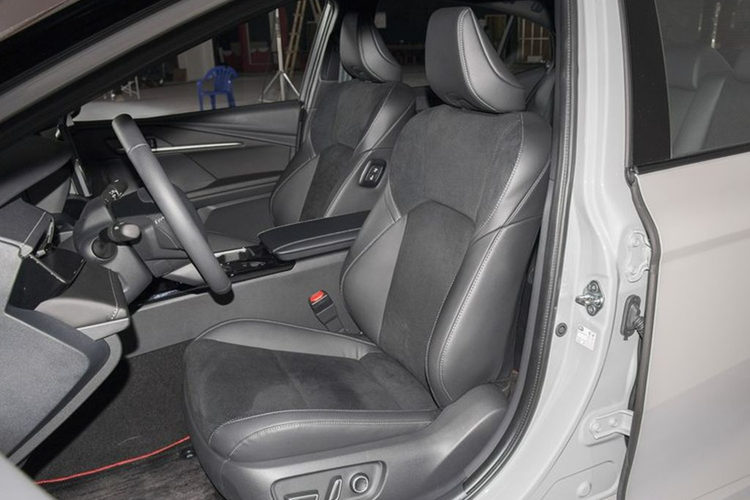 Còn lại, xe vẫn được trang bị các tiện ích như: hệ thống âm thanh JBL 9 loa, điều hòa tự động hai vùng độc lập, tính năng khởi động xe không cần khóa, sạc điện thoại không dây,...