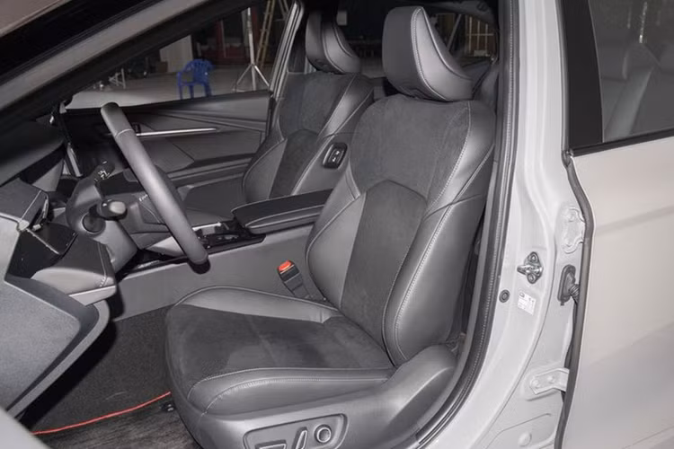 Còn lại, xe vẫn được trang bị các tiện ích như: hệ thống âm thanh JBL 9 loa, điều hòa tự động hai vùng độc lập, tính năng khởi động xe không cần khóa, sạc điện thoại không dây,...
