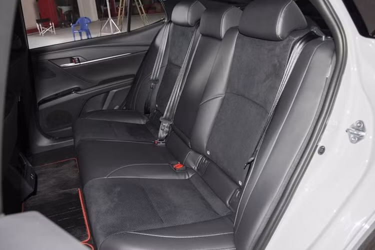 Tại Trung Quốc, Toyota Camry 2025 được cung cấp 2 hệ truyền động. Đầu tiên là động cơ xăng M20A-FXS 4 xi-lanh, Dynamic Force, dung tích 2.0 lít, 1.986 cc., công suất cực đại 152 mã lực tại 6.000 vòng/phút, mô-men xoắn cực đại 188 Nm tại 4.400 – 5.200 vòng/phút.