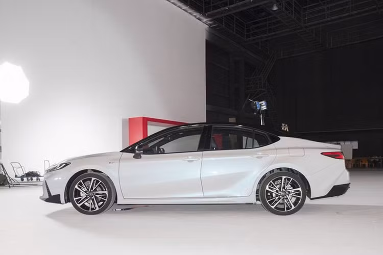 Bản AWD có thêm động cơ phía sau 1WM, công suất 41 mã lực, 84 Nm. Tổng công suất là 194 mã lực, kết hợp với hộp số tự động E-CVT, dẫn động cầu trước hoặc AWD. Về trang bị an toàn, Camry hoàn toàn mới sẽ được trang bị tiêu chuẩn gói công nghệ an toàn Toyota Safety Sense 3.0.