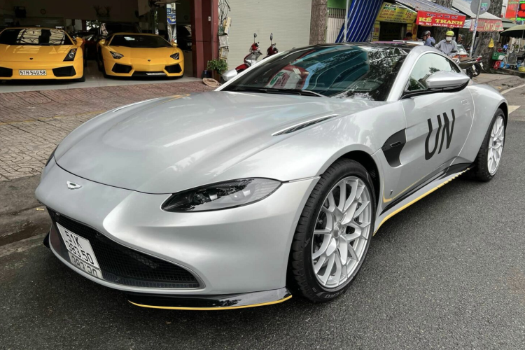  Aston Martin Vantage 007 Edition đặc biệt được sản xuất với số lượng giới hạn 100 chiếc trên toàn cầu. Trong số đó chỉ có đúng 25 xe được trang bị số sàn và ông Đặng Lê Nguyên Vũ sở hữu 1 trong số xe đó. Chiếc xe này được lấy cảm hứng thiết kế từ nguyên mẫu Aston Martin V8 do James Bond lần đầu cầm lái trong tập phim The Living Daylights.