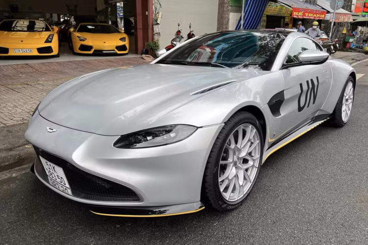 Aston Martin Vantage 007 Edition đặc biệt được sản xuất với số lượng giới hạn 100 chiếc trên toàn cầu. Trong số đó chỉ có đúng 25 xe được trang bị số sàn và ông Đặng Lê Nguyên Vũ sở hữu 1 trong số xe đó. Chiếc xe này được lấy cảm hứng thiết kế từ nguyên mẫu Aston Martin V8 do James Bond lần đầu cầm lái trong tập phim The Living Daylights.