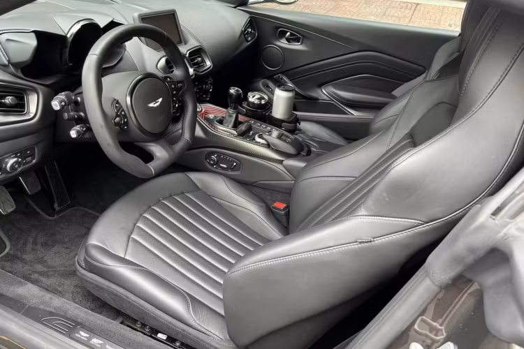 Bên trong khoang lái xe Aston Martin Vantage 007 Edition có chi tiết logo 007 được thêu trên ghế ngồi của xe, bộ phận cá nhân hóa Q by Aston Martin còn vẽ lại cả mô phỏng bảng điều khiển trong phim như nút bấm tên lửa, laser của chiếc xe Aston Martin V8 Vantage xuất hiện trong bộ phim The Living Daylights vào năm 1987.