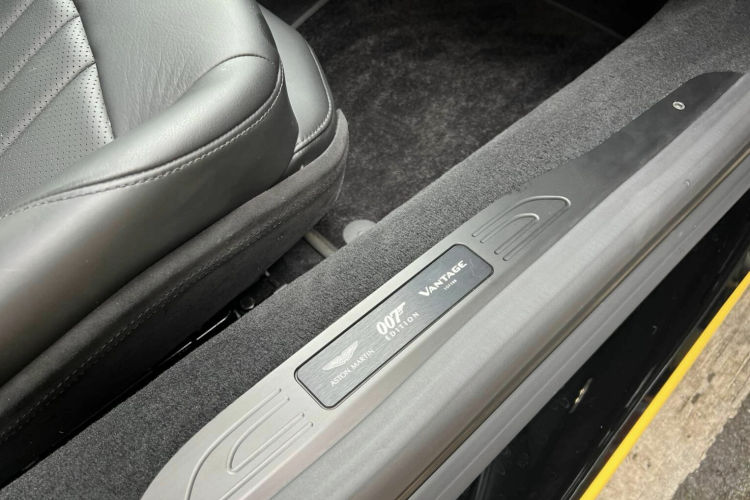 Nhưng đó chưa phải là sự hấp dẫn, trên bậc cửa xe Aston Martin Vantage 007 Edition của ông Đặng Lê Nguyên Vũ còn xuất hiện dòng chữ 1 of 100, tức 1 trong 100 xe sản xuất toàn cầu, nhưng thực tế hãng chỉ tạo ra 25 chiếc xe sử dụng số sàn.