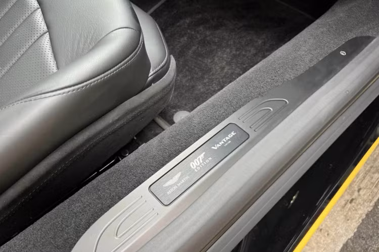 Nhưng đó chưa phải là sự hấp dẫn, trên bậc cửa xe Aston Martin Vantage 007 Edition của ông Đặng Lê Nguyên Vũ còn xuất hiện dòng chữ 1 of 100, tức 1 trong 100 xe sản xuất toàn cầu, nhưng thực tế hãng chỉ tạo ra 25 chiếc xe sử dụng số sàn.