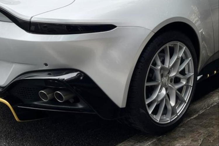 Ở bên sườn, Aston Martin Vantage 007 Edition có dấu hiệu nhận biết là logo của bộ phận cá nhân hóa của hãng ký hiệu chữ Q. Cuối cùng là mâm xe đa chấu kép sơn màu bạc đính kèm logo thương hiệu Aston Martin.