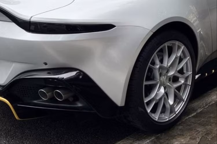 Ở bên sườn, Aston Martin Vantage 007 Edition có dấu hiệu nhận biết là logo của bộ phận cá nhân hóa của hãng ký hiệu chữ Q. Cuối cùng là mâm xe đa chấu kép sơn màu bạc đính kèm logo thương hiệu Aston Martin.