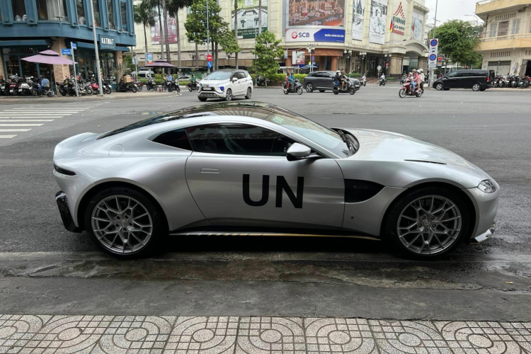 Cụ thể ở phần đầu xe, lưới tản nhiệt một tầng cỡ lớn mở rộng sát xuống cản trước đính thêm dòng chữ Vantage với nẹp viền bằng crôm sáng bóng nổi bật, cản va trước sơn đen kết hợp viền vàng tạo điểm nhấn.