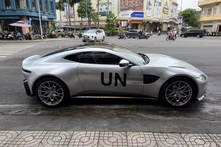 Cụ thể ở phần đầu xe, lưới tản nhiệt một tầng cỡ lớn mở rộng sát xuống cản trước đính thêm dòng chữ Vantage với nẹp viền bằng crôm sáng bóng nổi bật, cản va trước sơn đen kết hợp viền vàng tạo điểm nhấn.