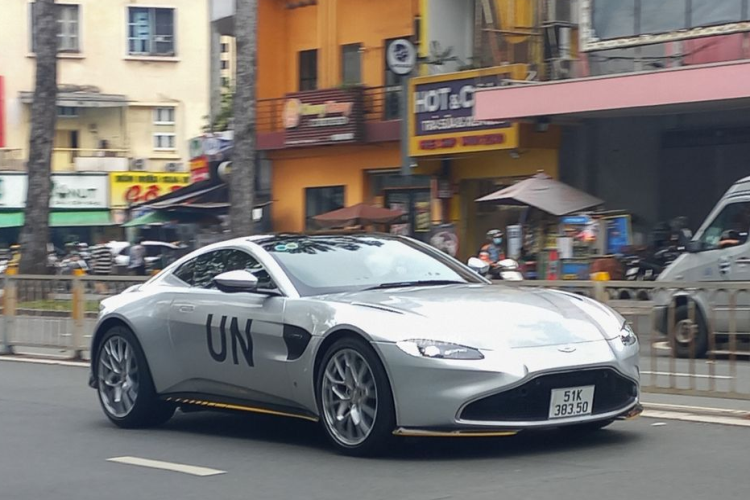 Xe có thể tăng tốc từ 0 - 100 km/h chỉ trong thời gian 3,6 giây với vận tốc tối đa 314 km/h. Mức giá xe Aston Martin Vantage 007 Edition tại Việt Nam không dưới 16 tỷ đồng, còn tại thị trường nước ngoài từ 161.000 Bảng Anh (tương đương 4,9 tỷ đồng).