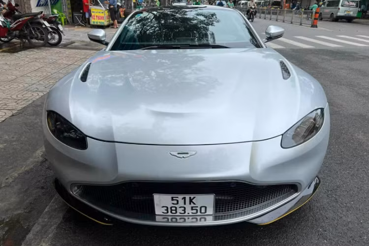 Aston Martin Vantage 007 Edition của Qua Vũ được khoác lên mình lớp decal màu bạc cùng chữ “UN” đặc trưng. So với Aston Martin Vantage tiêu chuẩn đang có mặt tại Việt Nam, phiên bản “điệp viên 007” có một số điểm khác biệt ở thiết kế ngoại thất.