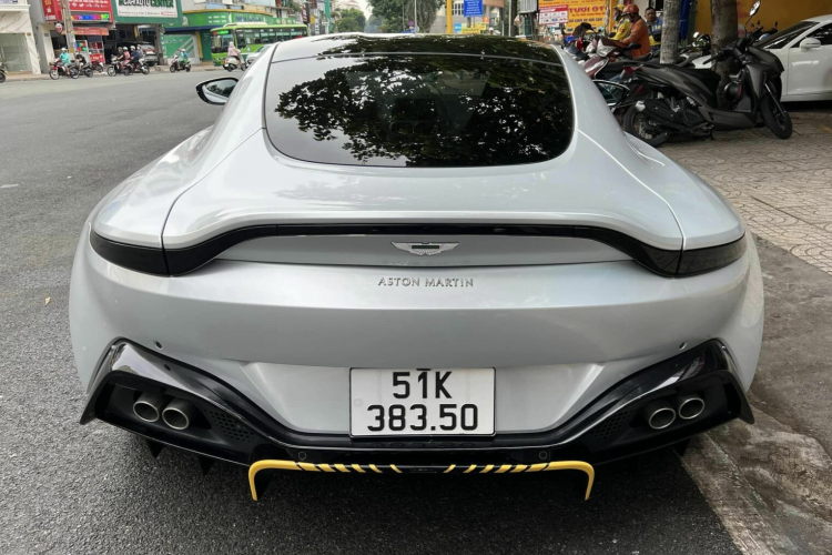 Aston Martin Vantage 007 Edition của ông Đặng Lê Nguyên Vũ nằm trong số đặc biệt đó, cũng là chiếc xe Aston Martin Vantage duy nhất Việt Nam sử dụng hộp số sàn, cũng có thể xem là 1of 25 Aston Martin Vantage 007 Edition MT trên toàn thế giới.