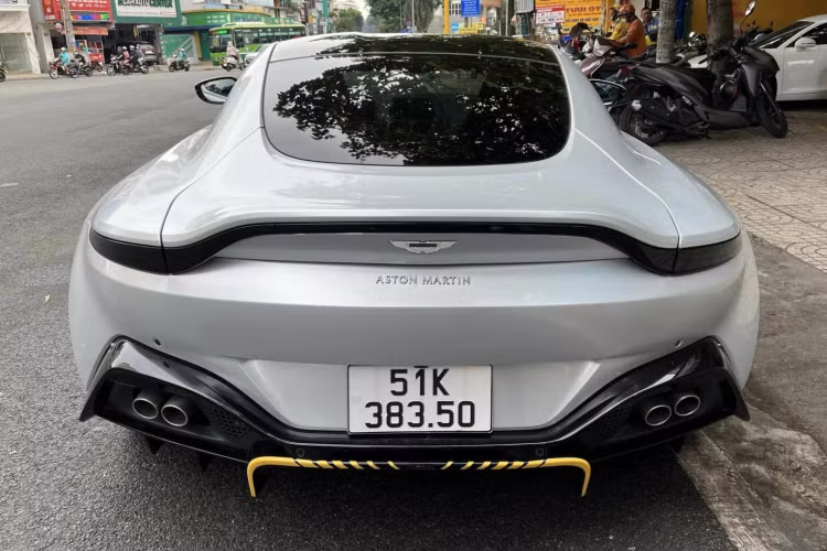 Aston Martin Vantage 007 Edition của ông Đặng Lê Nguyên Vũ nằm trong số đặc biệt đó, cũng là chiếc xe Aston Martin Vantage duy nhất Việt Nam sử dụng hộp số sàn, cũng có thể xem là 1of 25 Aston Martin Vantage 007 Edition MT trên toàn thế giới.