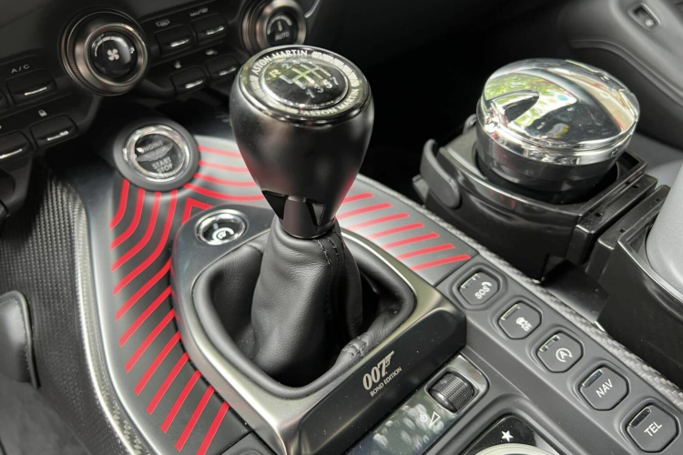 Bảng điều khiển trung tâm có thêm chi tiết những đường vẽ mô phỏng lại chiếc xe Aston Martin V8 Vantage xuất hiện trong bộ phim The Living Daylights vào năm 1987, các sọc màu đỏ, dưới cần số là ký hiệu thể hiện đây chính là Aston Martin Vantage bản 007 Edition. 