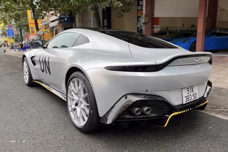Về truyền động, Aston Martin Vantage 007 Edition vẫn sử dụng động cơ V8, tăng áp kép, dung tích 4.0 lít do Mercedes-AMG sản xuất như bản tiêu chuẩn. Khối động cơ này sản sinh ra công suất tối đa 510 mã lực, mô-men xoắn cực đại lên đến 685 Nm, đi kèm hộp số sàn 7 cấp và hệ dẫn động cầu sau.