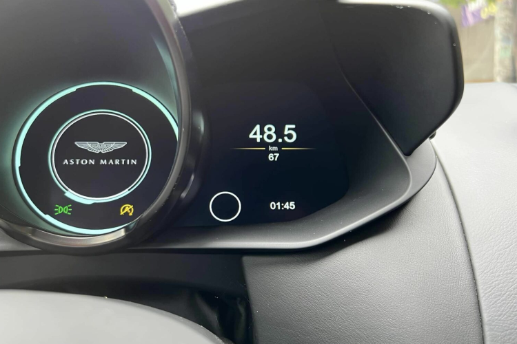 Đằng sau xe Aston Martin Vantage 007 Edition có ống xả kép thay cho ống xả đơn của Aston Martin Vantage và quan trọng là xe có sẵn trang bị ván trượt tuyết cũng như khung cố định giá trượt tuyết, nếu cảm thấy vướng, chủ xe hoàn toàn có thể tháo rời, để ở nhà hoặc khoang hành lý xe.