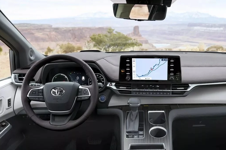 Trong khoang nội thất, bạn sẽ tìm thấy màn hình lái 4,2 inch và hệ thống giải trí 9 inch hỗ trợ Android Auto và Apple CarPlay. Ngoài ra, xe còn được trang bị hệ thống âm thanh, hệ thống điều hòa tự động 3 vùng, rèm che nắng cho hàng ghế thứ hai và nội thất trang trí bằng vật liệu giả gỗ.