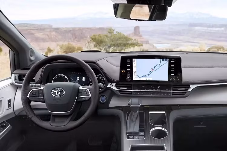 Trong khoang nội thất, bạn sẽ tìm thấy màn hình lái 4,2 inch và hệ thống giải trí 9 inch hỗ trợ Android Auto và Apple CarPlay. Ngoài ra, xe còn được trang bị hệ thống âm thanh, hệ thống điều hòa tự động 3 vùng, rèm che nắng cho hàng ghế thứ hai và nội thất trang trí bằng vật liệu giả gỗ.