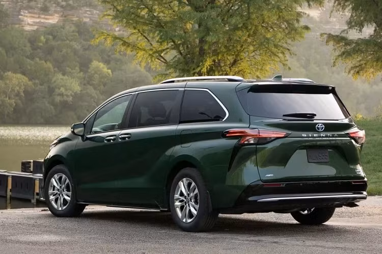 Mặc dù chưa có thông tin chi tiết về trang bị, dự kiến Sienna LE cấp thấp sẽ được trang bị đèn LED, cửa trượt điện và bánh xe hợp kim 17 inch.