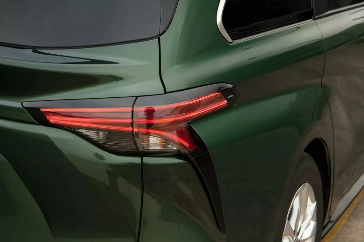 Đáng chú ý, phiên bản kỷ niệm 25 năm được giới thiệu vào năm 2022 hiện đã dừng bán, do đó bản Woodland trở thành lựa chọn đặc biệt duy nhất trong dòng sản phẩm của Sienna. 