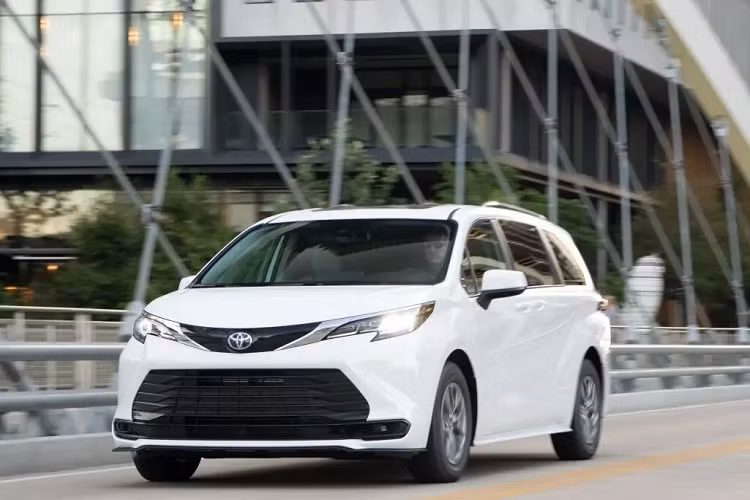 Các thay đổi khác trên Toyota Sienna LE và XLE 2024 tập trung vào nâng cấp chi tiết như đèn pha được mạ crôm tối màu. Trong khi đó, phiên bản XSE AWD và Woodland có bánh xe sơn màu tối hơn, tạo nên một diện mạo độc đáo và cứng cáp.