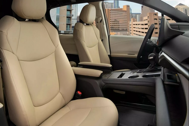 Hệ thống Toyota Safety Sense 2.0 còn bao gồm đèn pha tự động và nhận dạng biển báo đường bộ. Động cơ trên Sienna 2024 vẫn là loại hybrid 4 xi-lanh 2.5 lít sản sinh công suất 245 mã lực (183 kW / 248 PS). Hệ dẫn động cầu trước là tiêu chuẩn, hệ dẫn động 4 bánh AWD tùy chọn. 