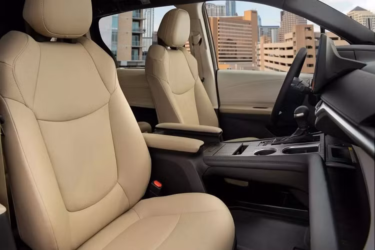 Hệ thống Toyota Safety Sense 2.0 còn bao gồm đèn pha tự động và nhận dạng biển báo đường bộ. Động cơ trên Sienna 2024 vẫn là loại hybrid 4 xi-lanh 2.5 lít sản sinh công suất 245 mã lực (183 kW / 248 PS). Hệ dẫn động cầu trước là tiêu chuẩn, hệ dẫn động 4 bánh AWD tùy chọn. 