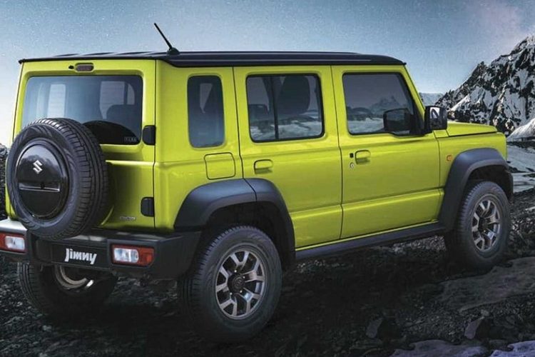 Ngay cả cửa cốp đi kèm lốp dự phòng và đèn hậu nằm trên cản sau của xe cũng giống phiên bản 3 cửa. Suzuki Jimny 5 cửa được trang bị bộ vành hợp kim có đường kính 15 inch và lốp 195/80R15.