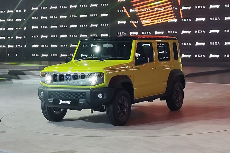 Trong khi đó, vô lăng và các núm xoay hình tròn để chỉnh điều hòa của xe lại giống với các mẫu xe Suzuki khác như Swift. Chi tiết nội thất chỉ dành cho Suzuki Jimny 5 cửa gồm có bảng đồng hồ hình chữ nhật với màn hình đa thông tin MID ở giữa.