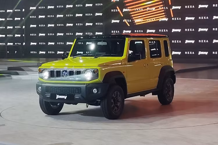 Trong khi đó, vô lăng và các núm xoay hình tròn để chỉnh điều hòa của xe lại giống với các mẫu xe Suzuki khác như Swift. Chi tiết nội thất chỉ dành cho Suzuki Jimny 5 cửa gồm có bảng đồng hồ hình chữ nhật với màn hình đa thông tin MID ở giữa.