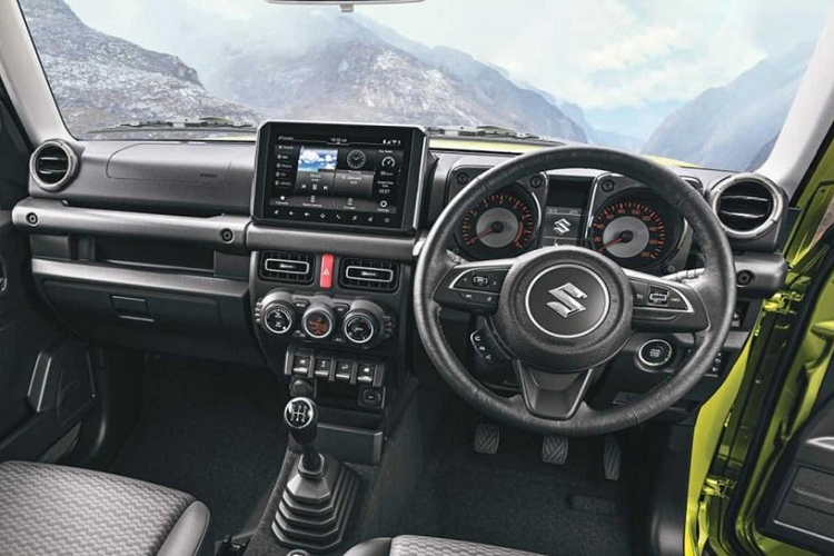 Tất nhiên, so với phiên bản 3 cửa, Suzuki Jimny 5 cửa có kích thước lớn hơn, bao gồm chiều dài 3.985 mm, chiều rộng 1.645 mm, chiều cao 1.720 mm, chiều dài cơ sở 2.590 mm và chiều cao gầm 210 mm. Như vậy, chiều dài cơ sở của Suzuki Jimny 5 cửa đã được tăng thêm 340 mm.