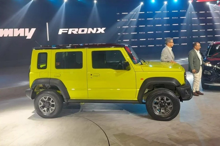 Đúng như hình ảnh rò rỉ từ trước đó, mẫu xe SUV Suzuki Jimny 5 cửa sở hữu ngoại hình không khác biệt nhiều so với phiên bản 3 cửa. Khác biệt lớn nhất của Suzuki Jimny 5 cửa chính là có thêm 2 cửa phía sau. Ngoài ra, khu vực phía sau cửa cũng là trang bị mới của mẫu SUV này. Kính cửa sổ nằm dọc của xe được bao quanh bằng cột dày dặn.