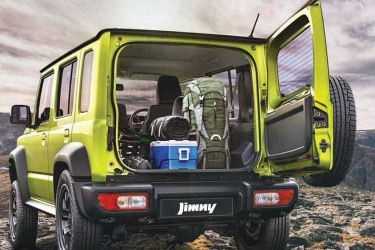 Với kích thước lớn hơn, Suzuki Jimny 5 cửa đương nhiên có không gian nội thất rộng rãi hơn. Bên trong mẫu xe này có nhiều chi tiết giống phiên bản 3 cửa như mặt táp-lô màu đen và màn hình cảm ứng trung tâm 9 inch đặt nổi, hỗ trợ Apple CarPlay/Android Auto.