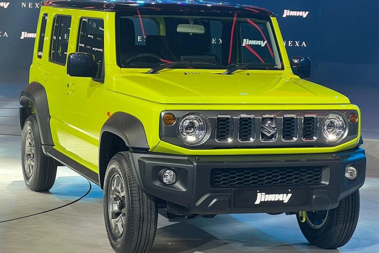 Trong khi đó, những chi tiết thiết kế còn lại như các cột thẳng đứng, tổng thể vuông vức, các tấm ốp thân vỏ bằng phẳng, đèn pha tròn trịa, lưới tản nhiệt với các nan nằm dọc, lốp off-road hầm hố và hốc bánh mở rộng đều giữ nguyên như Suzuki Jimny 3 cửa.