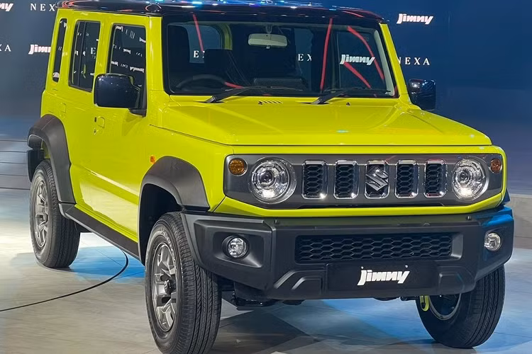 Trong khi đó, những chi tiết thiết kế còn lại như các cột thẳng đứng, tổng thể vuông vức, các tấm ốp thân vỏ bằng phẳng, đèn pha tròn trịa, lưới tản nhiệt với các nan nằm dọc, lốp off-road hầm hố và hốc bánh mở rộng đều giữ nguyên như Suzuki Jimny 3 cửa.