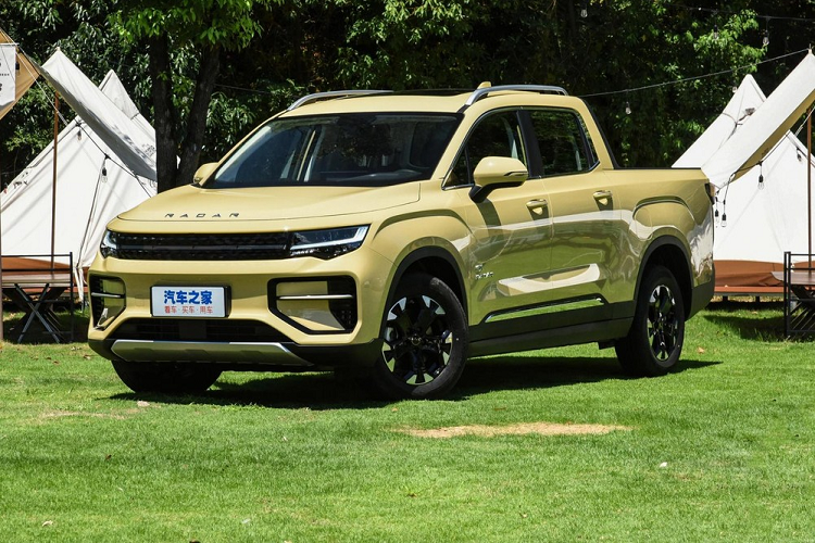 Như vậy, các khách hàng có thể sở hữu chiếc bán tải điện này với phạm vi hoạt động 410 km và 268 mã lực với giá chỉ 140.800 nhân dân tệ (478 triệu đồng), và đó là một thỏa thuận khá tốt. Đó là mức giá bán tốt và đổi lại, Radar RD6 Business Edition bị cắt bớt 1 số đồ chơi như ghế phụ chuyển sang chỉnh tay, vô lăng bọc da bị hủy bỏ, số lượng loa giảm từ 8 xuống còn 6, cuối cùng, tính năng hỗ trợ tự lái không còn xuất hiện trên bản giá rẻ này.